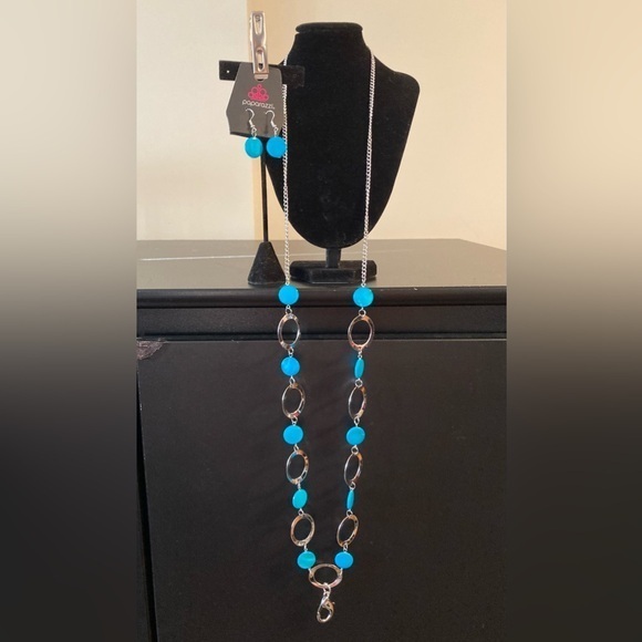 paparazzi Jewelry - Blue and Silver Necklace and earring set. With clip for ID or keys!
